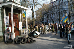Центр Одессы заволокло дымом: протестующие под прокуратурой зажгли шины (ФОТО)