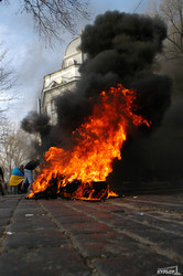 Центр Одессы заволокло дымом: протестующие под прокуратурой зажгли шины (ФОТО)