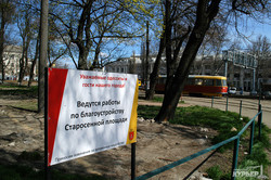 Часть трамвайных путей на Старосенной площади уже заменили на новые (ФОТО)