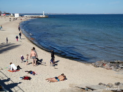 На одесских пляжах появились загорающие (ФОТО)