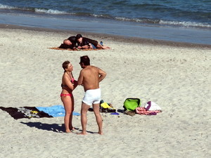 На одесских пляжах появились загорающие (ФОТО)
