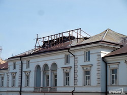 В сгоревшем памятнике архитектуры в центре Одессы рухнула крыша (ФОТО)