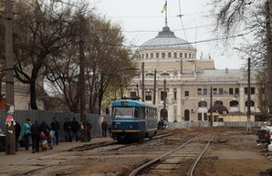 Реконструкция Старосенной: одесские торговцы и трамваи работают в любых условиях (ФОТО)