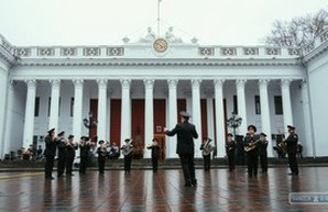 На Думской площади Нацгвардия сыграла "На Лабутенах и в офигительных штанах" (ВИДЕО)