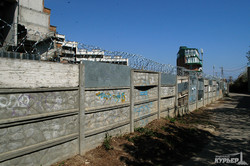 Часть парка Юность в Одессе обнесли забором с колючей проволокой