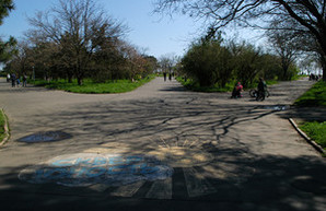 Часть парка Юность в Одессе обнесли забором с колючей проволокой