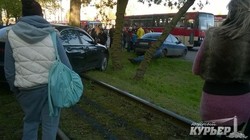 Авария в Одессе: вылетевший на рельсы BMW на полдня заблокировал движение одесских трамваев (ФОТО)