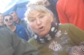 Торговки рыбой и раками с одесского "Привоза" побили активистов РГБ