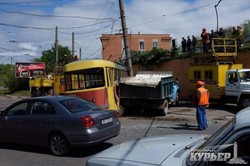 В Одессе трамвай столкнулся с грузовиком (ФОТО)