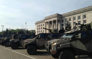 В Одессе прошел смотр Нацгвардии, полиции и полка "Азов" у Дома профсоюзов (ФОТО)