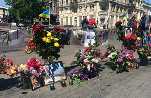 В центре Одессы почтили память первых погибших 2 мая (ФОТО)