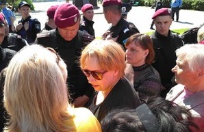 Профессор Одесского университета  бросается на полицейских, охраняющих Куликово поле (ФОТО, ВИДЕО)