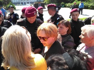 Профессор Одесского университета  бросается на полицейских, охраняющих Куликово поле (ФОТО, ВИДЕО)