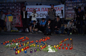 В центре Одессы на Греческой почтили память погибших 2 мая (ФОТО, ВИДЕО)