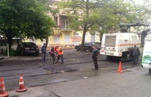 В Одессе под дождем ремонтируют улицу Базарную (ФОТО)