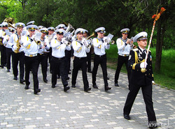 Ко Дню Победы будущие моряки возложили цветы памятнику Неизвестному Матросу (ФОТО)