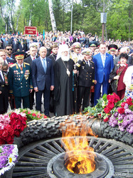 В День Победы одесситы возложили цветы к памятнику Неизвестному матросу (ФОТО)