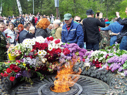В День Победы одесситы возложили цветы к памятнику Неизвестному матросу (ФОТО)