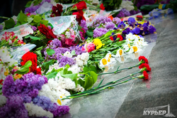 Одесситы возложили цветы на площади 10 Апреля (ФОТО)