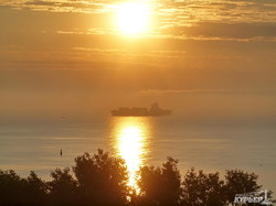 Море под Одессой на рассвете: тучи, контейнеровозы и фрегат (ФОТО)
