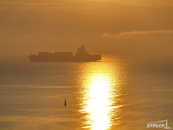 Море под Одессой на рассвете: тучи, контейнеровозы и фрегат (ФОТО)