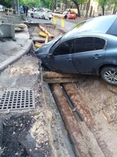 В Одессе элитное авто провалилось в яму от теплотрассы (ФОТО)