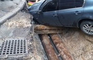 В Одессе элитное авто провалилось в яму от теплотрассы (ФОТО)