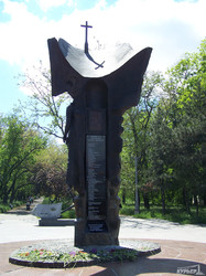 Названия погибших кораблей появились у одесского памятника морякам (ФОТО)