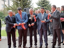 Премьер Гройман открыл новый лабораторный комплекс на фармацевтическом заводе (ФОТО, ВИДЕО)