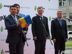 Саакашвили передал Гройсману весь пакет одесских реформ в трех папках (ФОТО, ВИДЕО)