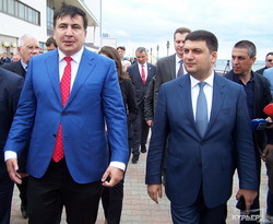 Гройсман и Саакашвили побывали на морвокзале, который превращают в таможню (ФОТО)
