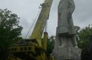 Самого большого Ленина в Одессе пытаются разбирать на куски