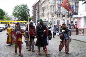 По центру Одессы продефилировали средневековые рыцари (ФОТО)
