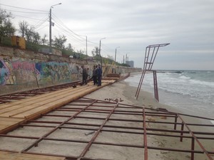 Чиновники мэрии не спешат выполнять распоряжение городского головы о демонтаже настилов с пляжей