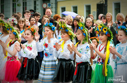 Одесские школьники в вышиванках устроили флешмоб у Дюка (ФОТО)