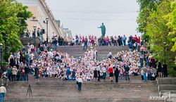 Одесские школьники в вышиванках устроили флешмоб у Дюка (ФОТО)
