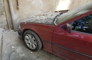 В центре Одессы фасад дома обрушился на автомобиль