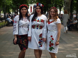По Одессе прошел многотысячный Мегамарш вышиванок (ФОТО)