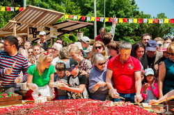 Фестиваль клубники проходит в Одессе: торт-рекордсмен, давка и карманники (ФОТО)
