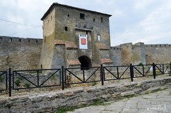 Над воротами крепости Белгорода-Днестровского установили копии закладных плит XV века (ФОТО)