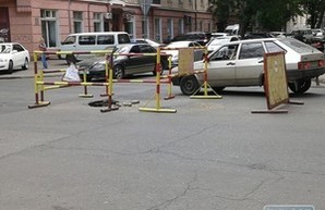 В центре Одессы снова провалился асфальт
