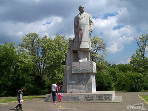 В Одессе с третьей попытки снесли самый большой в городе памятник Ленину