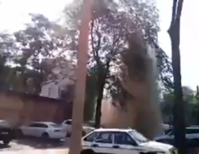 В Одессе на Молдаванке прорвало трубу: посреди улицы образовался фонтан