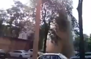 В Одессе на Молдаванке прорвало трубу: посреди улицы образовался фонтан