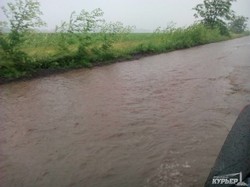 Трассу Одесса - Рени во время ремонта затопило дождем (ФОТО)