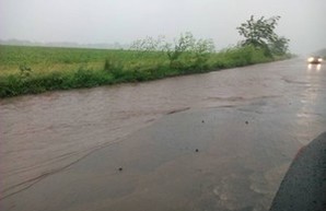 Трассу Одесса - Рени во время ремонта затопило дождем (ФОТО)