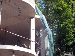 Одну из одесских строек частично сносят (ФОТО)