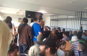 Дело 2 мая: здание суда блокируют активисты
