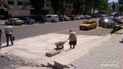 Одесскую Старосенную площадь закладывают тротуарной плиткой (ФОТО)
