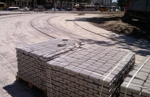 Одесскую Старосенную площадь закладывают тротуарной плиткой (ФОТО)
